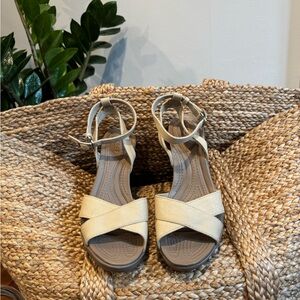 Crocs Women's Leigh II Cross-Strap Ankle Wedge 7